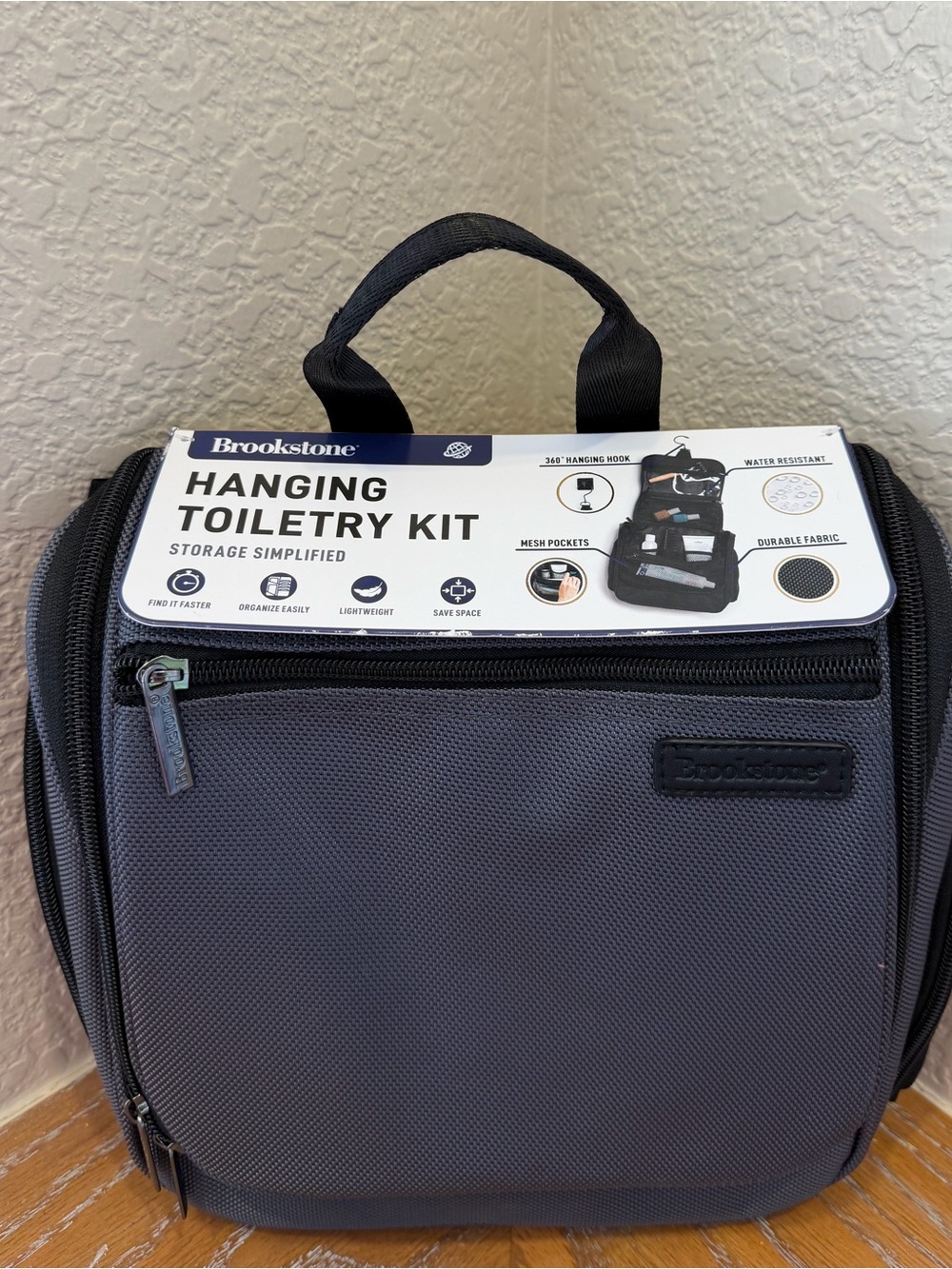 NWT Brookstone Gray Hanging Toiletry Bag - Picture 2 of 8